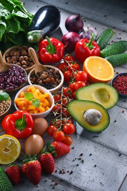 Masanın üzerinde çeşitli organik gıda ürünleri