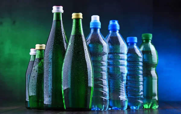 Különböző fajta tartalmazó ásványvíz palack — Stock Fotó