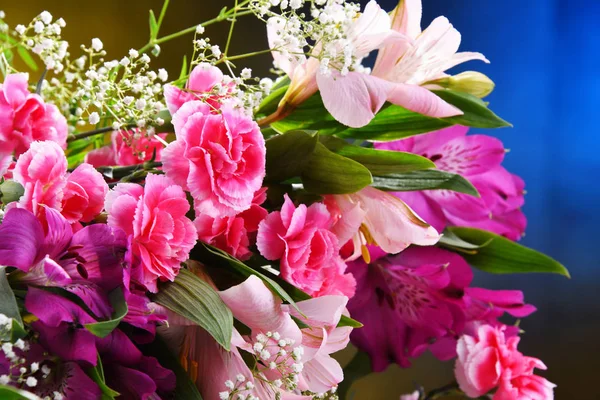 Összetétel frissen vágott virágcsokorral — Stock Fotó