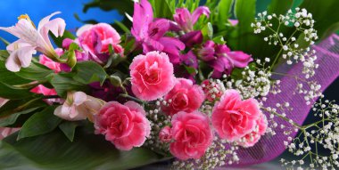 Taze kesilmiş çiçek buketiyle kompozisyon