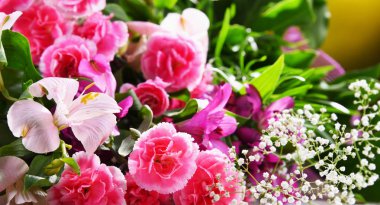 Taze kesilmiş çiçek buketiyle kompozisyon