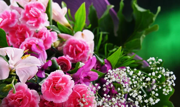 Composição com buquê de flores recém-cortadas — Fotografia de Stock