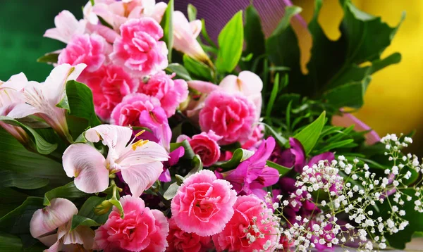 Komposition mit Bouquet von frisch geschnittenen Blumen — Stockfoto