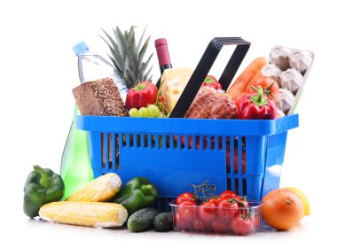 Plastik alışveriş sepetine çeşitli bakkal ürünleri ile