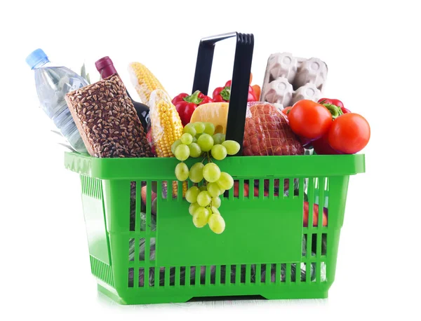 Cesta de compras de plástico con una variedad de productos de comestibles —  Fotos de Stock
