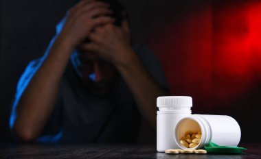 Uyuşturucu ve bağımlı bir adam figürü.