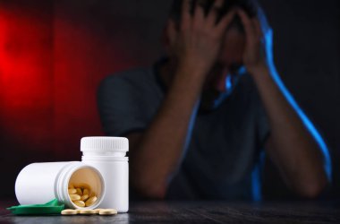 Uyuşturucu ve bağımlı bir adam figürü.