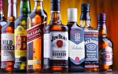 Birkaç küresel viski marka şişe