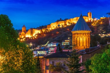 Günbatımından sonra Gürcistan 'ın Eski Tiflis kentinin manzarası