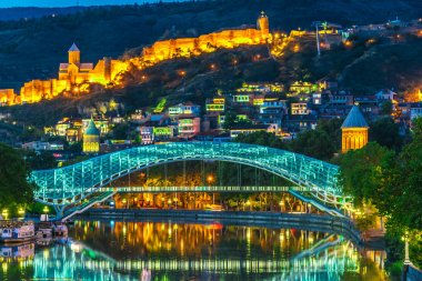 Gün batımından sonra Tiflis, Gürcistan 'ın panoramik manzarası