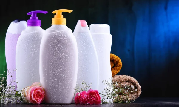 Botellas de plástico para el cuidado corporal y productos de belleza —  Fotos de Stock