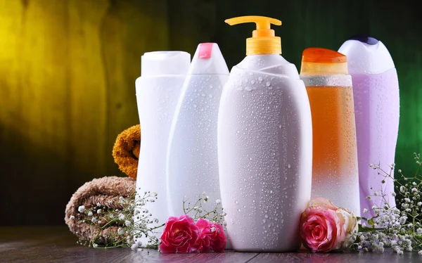 Botellas de plástico para el cuidado corporal y productos de belleza — Foto de Stock