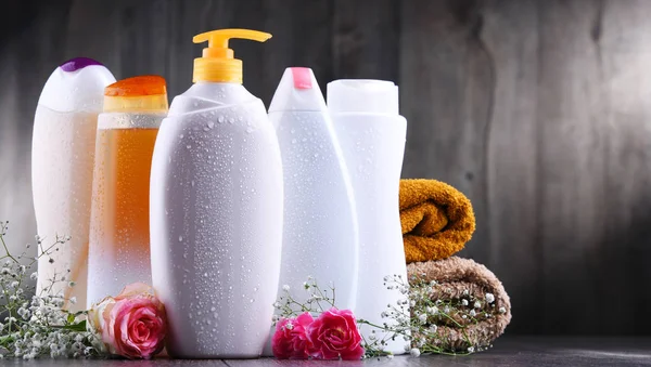 Botellas de plástico para el cuidado corporal y productos de belleza —  Fotos de Stock