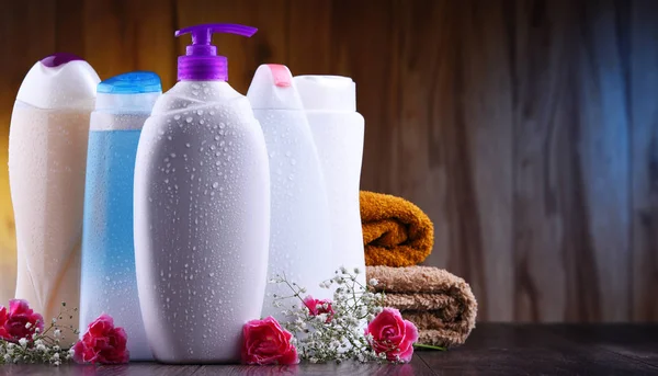 Botellas de plástico para el cuidado corporal y productos de belleza — Foto de Stock