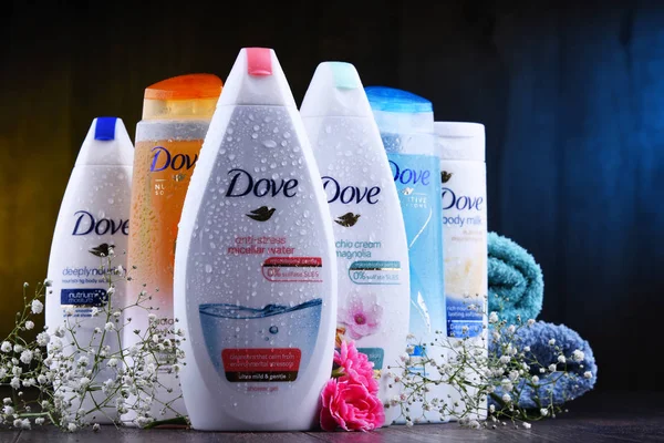 Разнообразие продуктов Dove, включая молоко для тела и антиперспиранты — стоковое фото