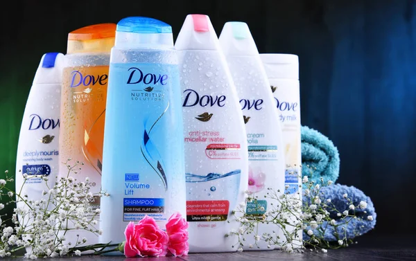 Variété de produits Dove, y compris le lait corporel et anti-transpirant — Photo