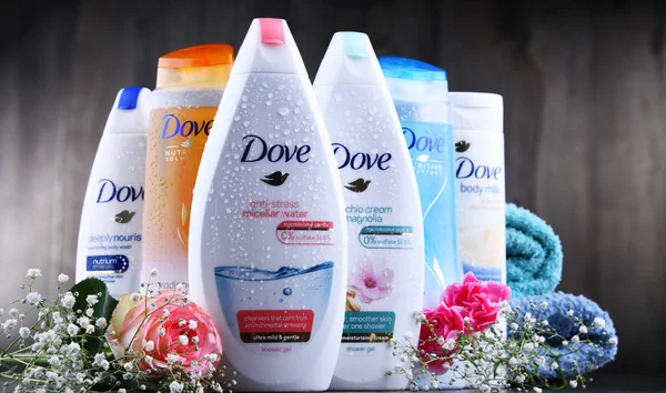 Variedad de productos Dove incluyendo leche corporal y anti-transpirante — Foto de Stock