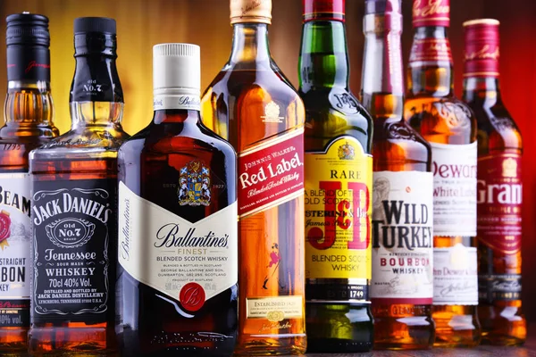 Botellas de varias marcas globales de whisky —  Fotos de Stock