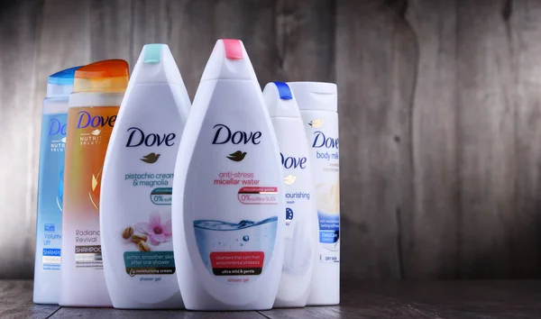 Variedad de productos Dove incluyendo leche corporal y anti-transpirante — Foto de Stock