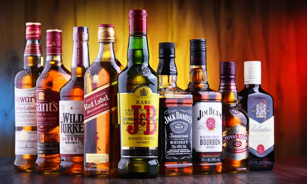 Botellas de varias marcas globales de whisky — Foto de Stock