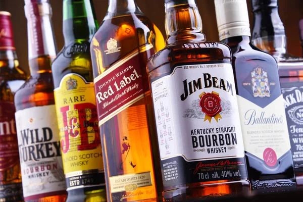 Flasker af flere globale whiskymærker - Stock-foto