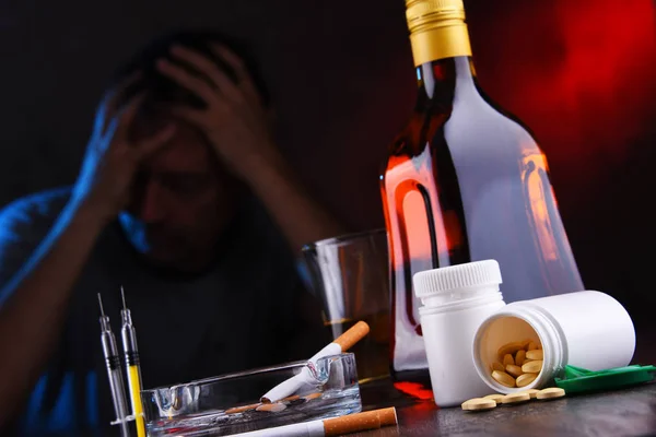 Substances addictives et la figure d'un homme toxicomane — Photo