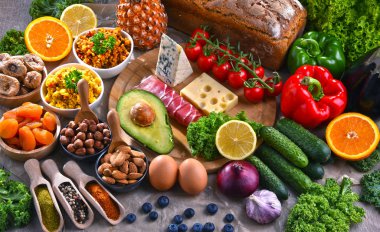 Mutfak masasında çeşitli gıda ürünleri