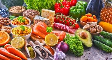 Mutfak masasında çeşitli gıda ürünleri