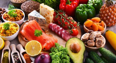 Mutfak masasında çeşitli gıda ürünleri