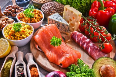 Mutfak masasında çeşitli gıda ürünleri