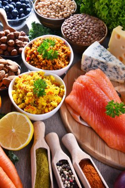 Mutfak masasında çeşitli gıda ürünleri