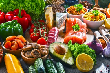 Mutfak masasında çeşitli gıda ürünleri