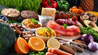 Mutfak masasında çeşitli gıda ürünleri