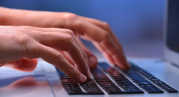 Mains tapant sur un clavier d'ordinateur portable — Photo