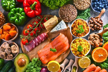 Mutfak masasında çeşitli gıda ürünleri