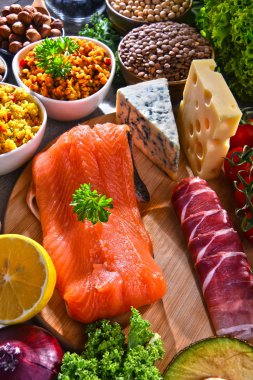 Mutfak masasında çeşitli gıda ürünleri