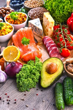 Mutfak masasında çeşitli gıda ürünleri