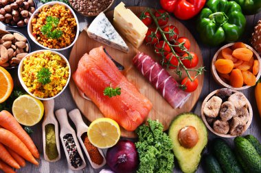 Mutfak masasında çeşitli gıda ürünleri