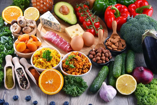 Mutfak masasında çeşitli gıda ürünleri