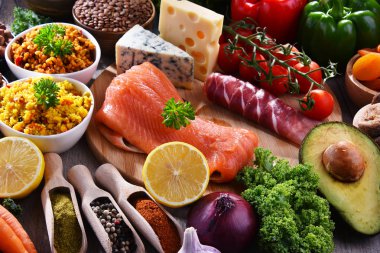 Mutfak masasında çeşitli gıda ürünleri