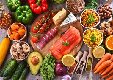 Mutfak masasında çeşitli gıda ürünleri