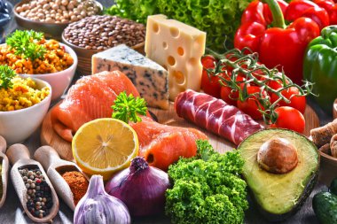 Mutfak masasında çeşitli gıda ürünleri