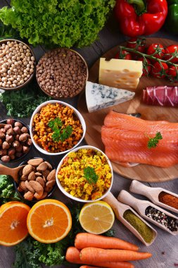 Mutfak masasında çeşitli gıda ürünleri