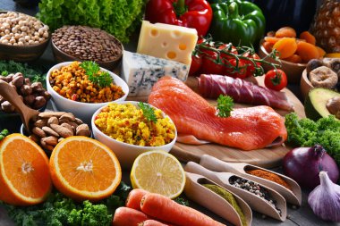 Mutfak masasında çeşitli gıda ürünleri