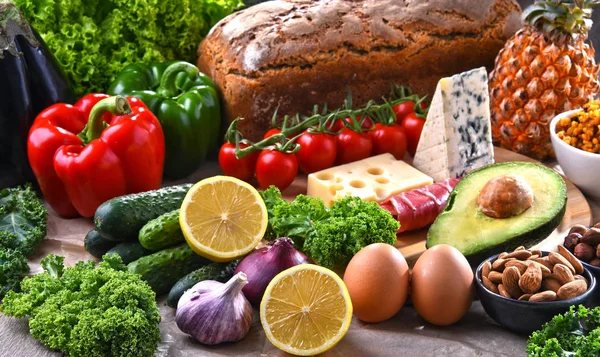 Mutfak masasında çeşitli gıda ürünleri — Stok fotoğraf
