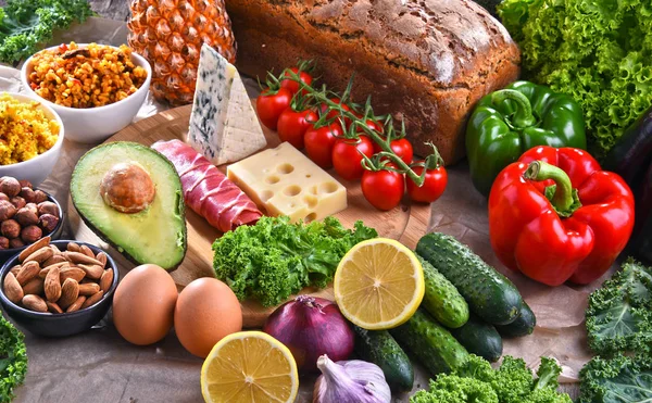 Diverse livsmedelsprodukter på köksbordet — Stockfoto