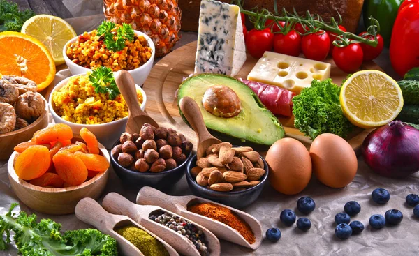 Diverse voedingsproducten op keuken tafel — Stockfoto