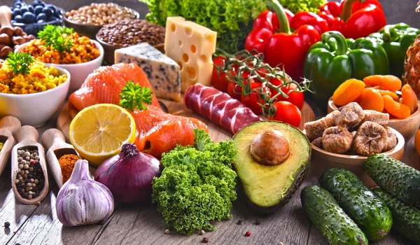 Mutfak masasında çeşitli gıda ürünleri