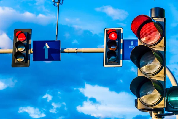 市区交汇处的红绿灯 — 图库照片