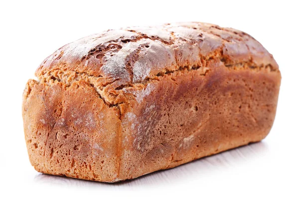 Большая буханка свежего органического хлеба, изолированного на белом — стоковое фото